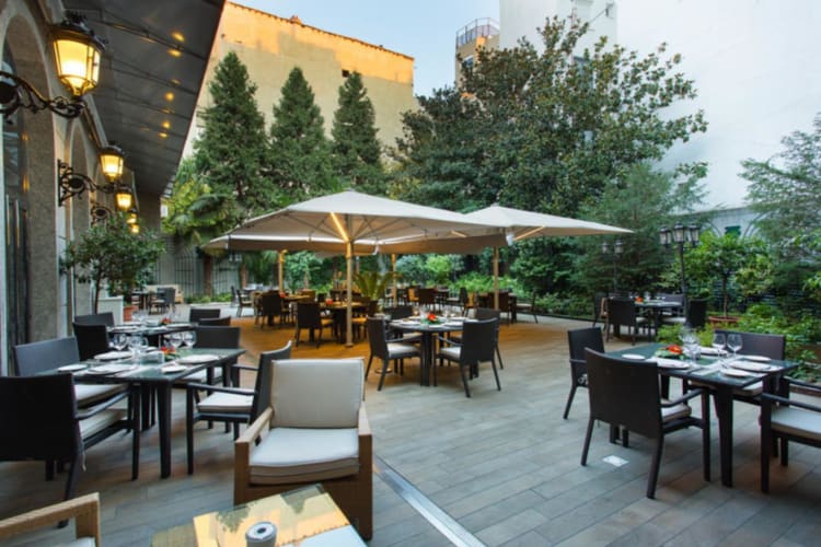 Outdoor restaurant